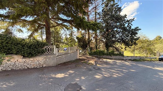 Villetta Con Trullo e Deposito in Zona Collinare
